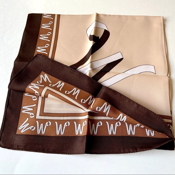 ποΈποΈ Willa or Wendy? Vintage Italian monogram scarf - Picture 5 of 6